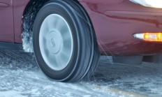 汽车在雪地打滑，为什么一个轮子转，另一个不转？