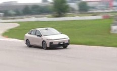 10万级后驱零跑B01：惊喜赛道表现，实力超预期