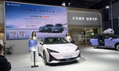 “与辉同行”专属座驾极狐阿尔法S5现身成都五一车展